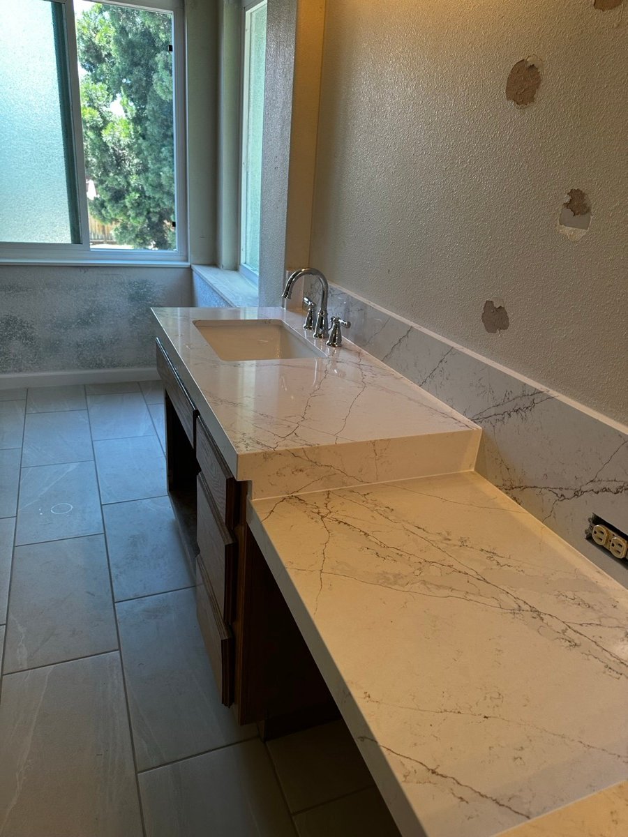 Bathroom vanity in full quartz with an integrated sink